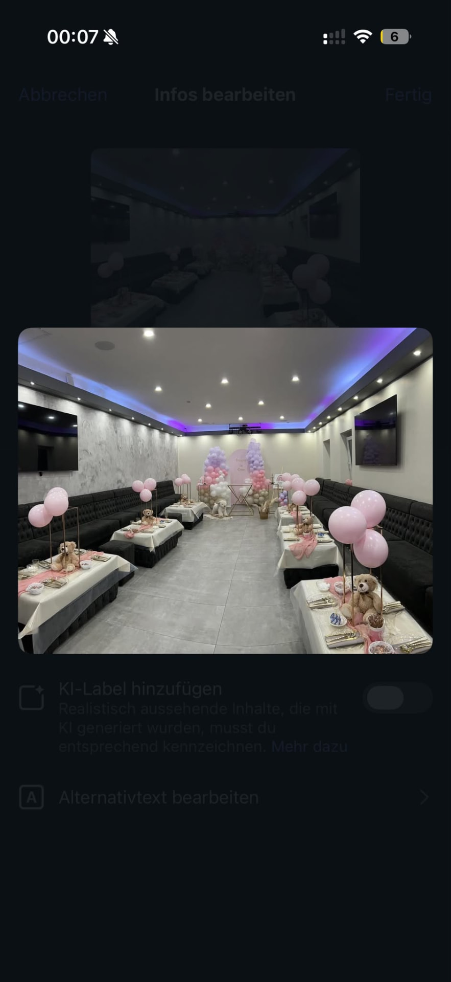 Saal mit umlaufender schwarzer Polsterbestuhlung, goldenen Tischen und LED-Lichtleisten