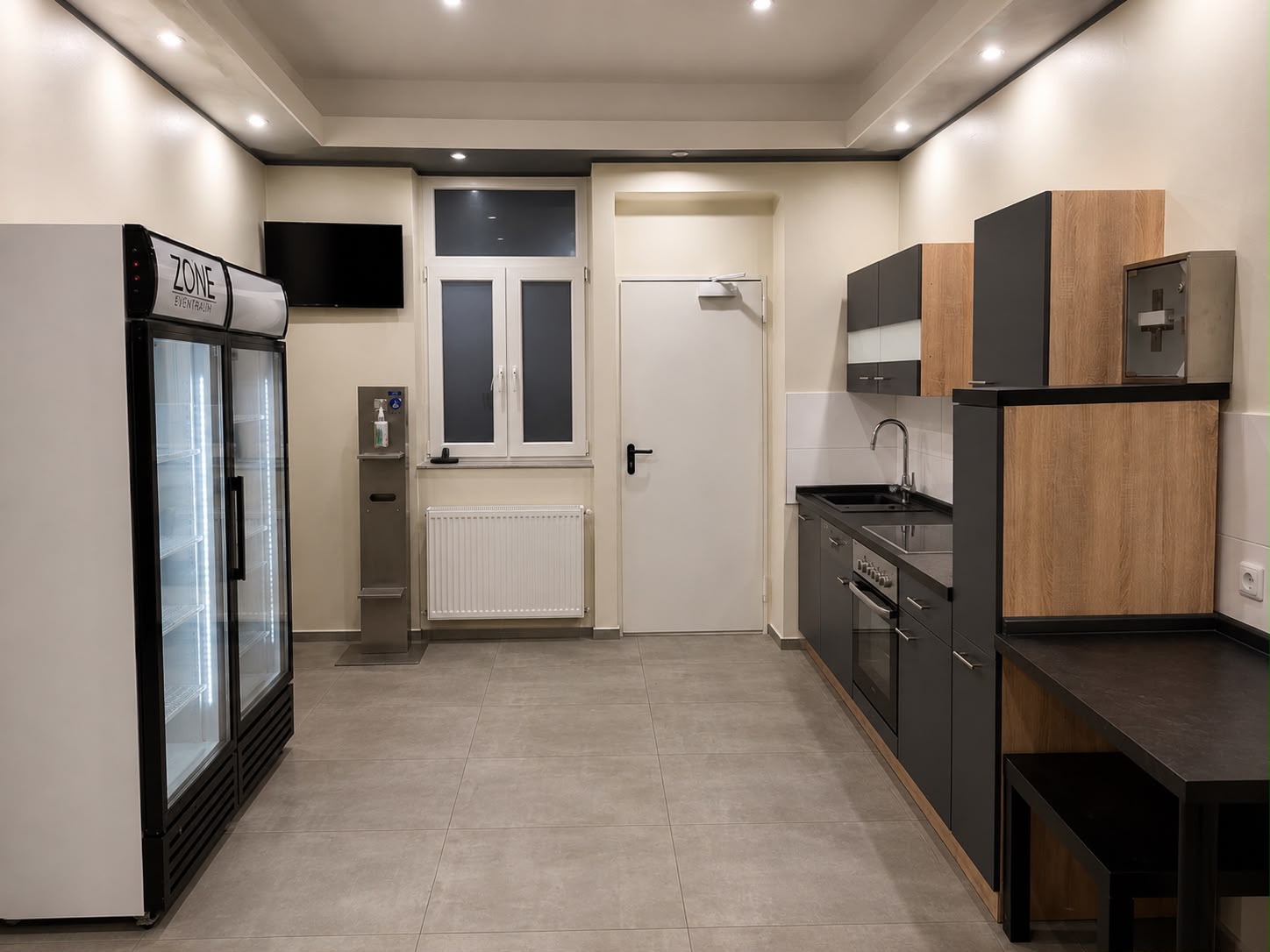 Voll ausgestattete Küche mit Kühlschrank, Backofen, Spüle und Arbeitsflächen