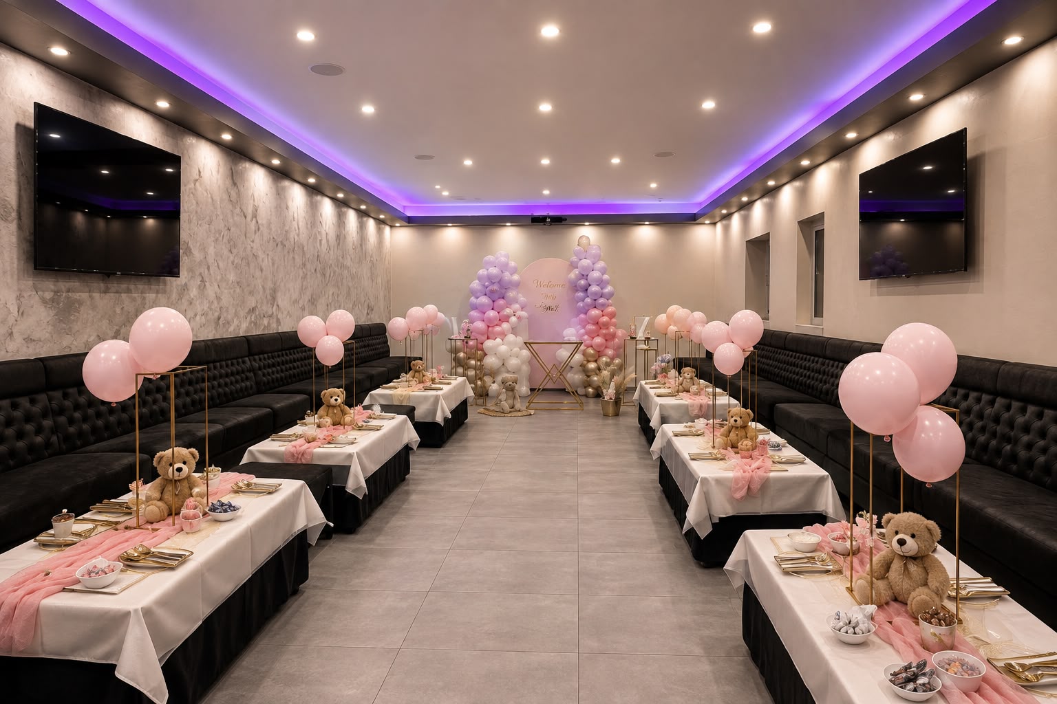 Festlich eingedeckte Tafeln mit rosa Ballons, Teddybären und goldenem Besteck